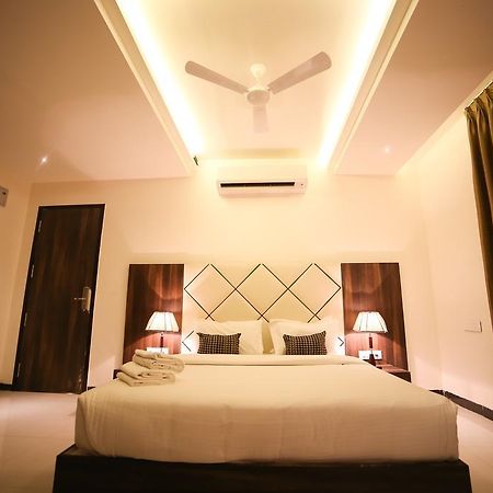 Meghdoot Hotel & Resort Ujjain Esterno foto