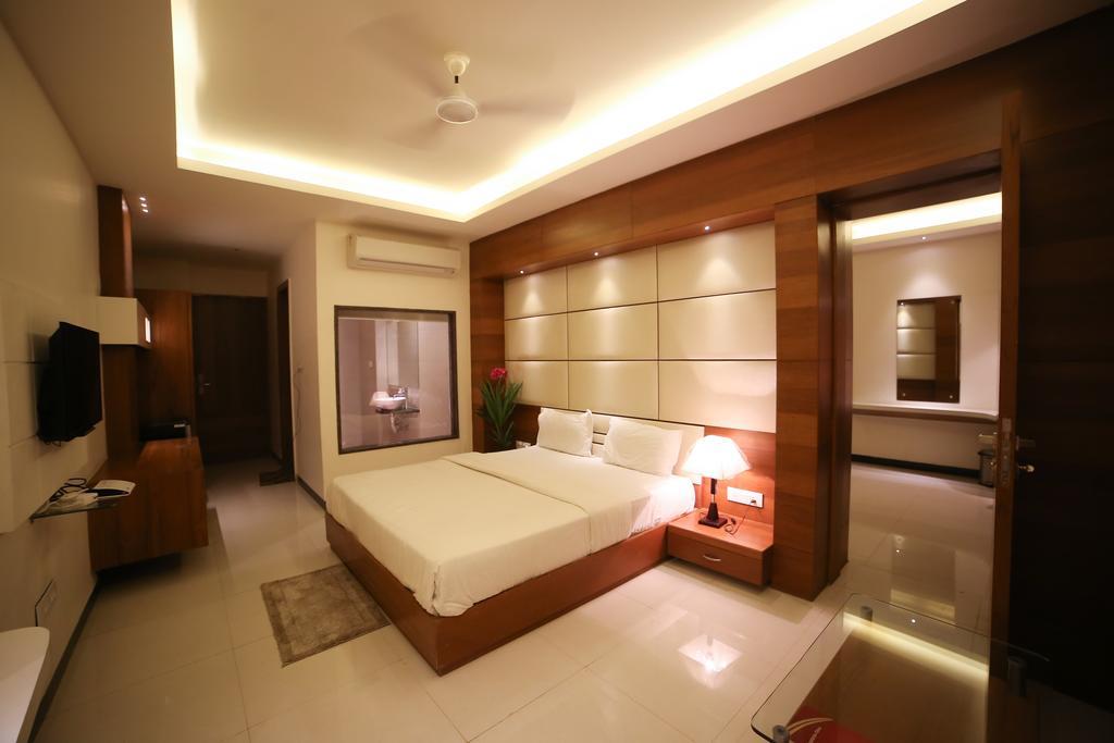 Meghdoot Hotel & Resort Ujjain Esterno foto