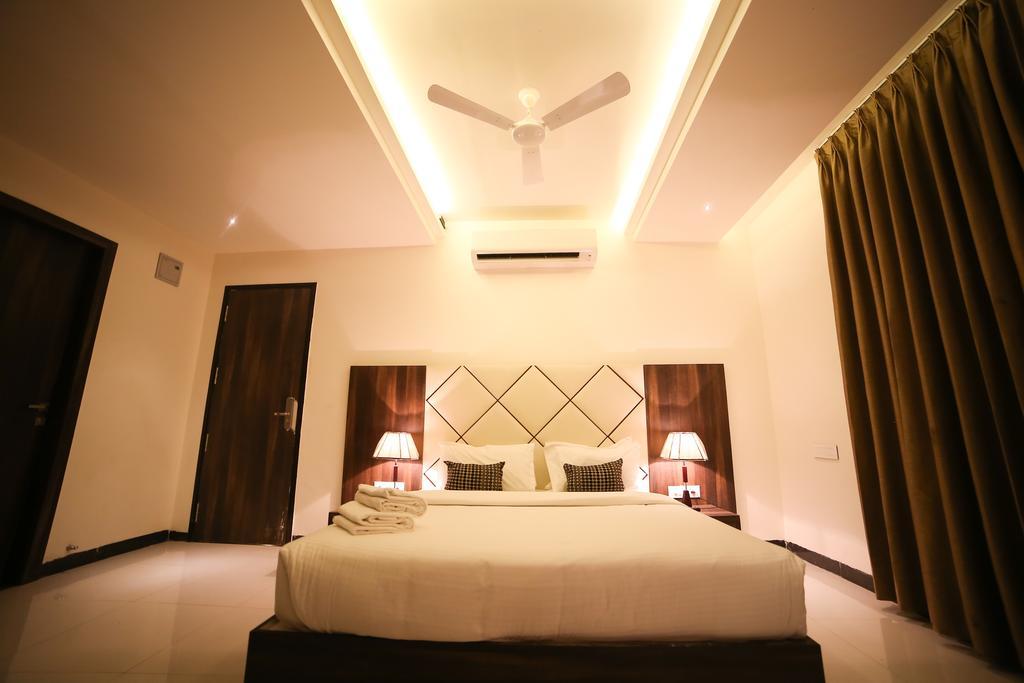 Meghdoot Hotel & Resort Ujjain Esterno foto