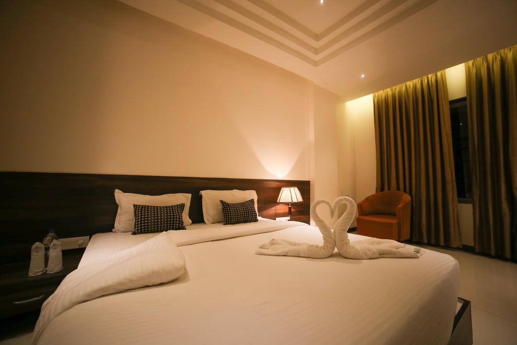 Meghdoot Hotel & Resort Ujjain Esterno foto